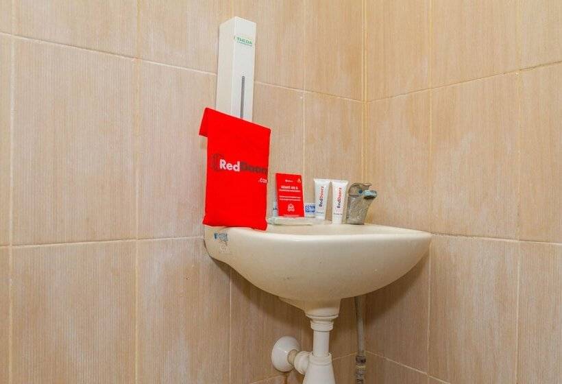 Отель Reddoorz Near Pasar Pagi Cirebon 2