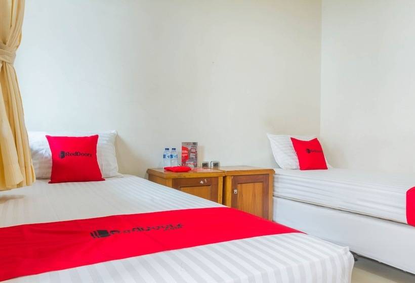 Отель Reddoorz Near Pasar Pagi Cirebon 2