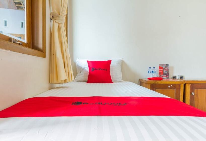 Отель Reddoorz Near Pasar Pagi Cirebon 2