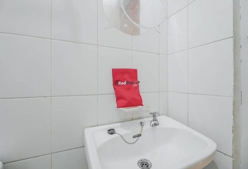 Пансион Reddoorz Plus @ Hertasning Area