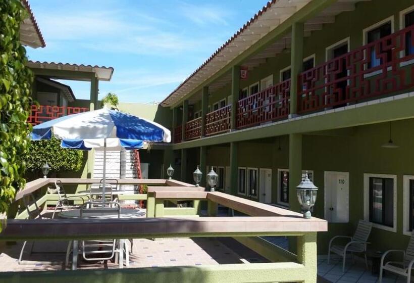 Отель Azteca Inn