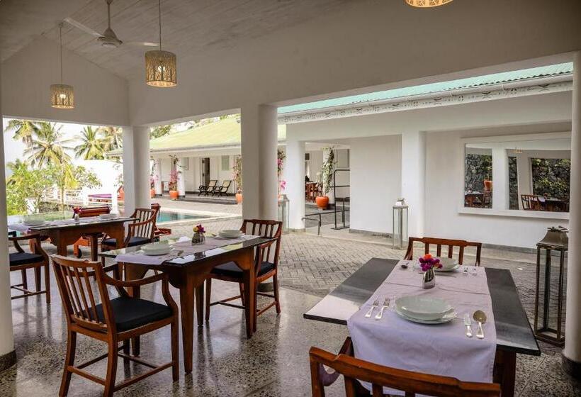 Отель The Flame Tree Estate &