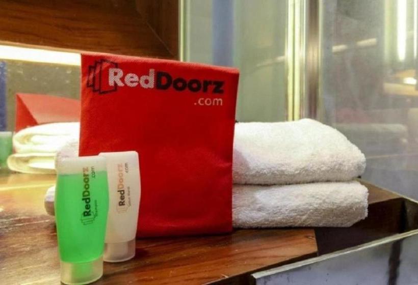 호텔 Reddoorz Near Goa Panggung