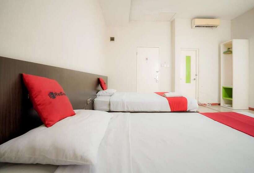 酒店 Reddoorz Near Pantai Pede