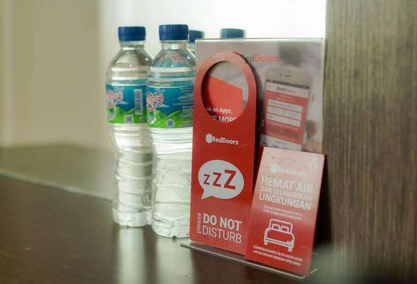 酒店 Reddoorz Near Pantai Pede