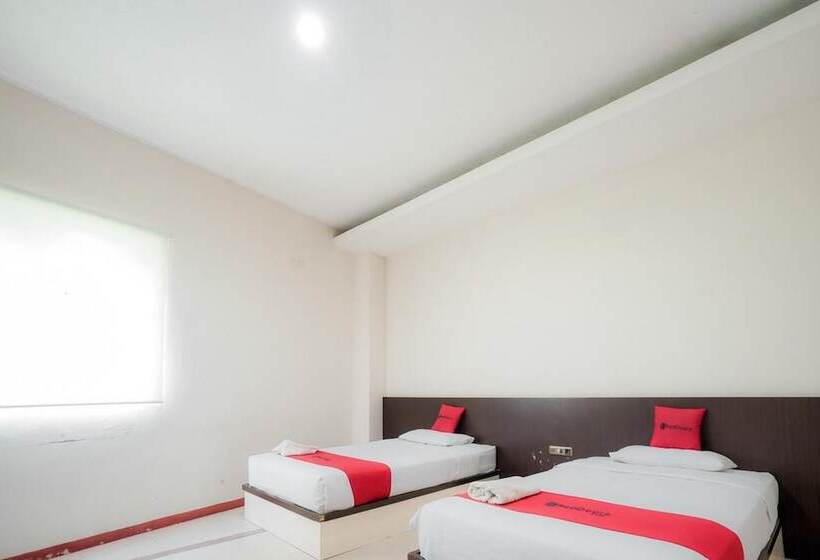 酒店 Reddoorz Near Pantai Pede