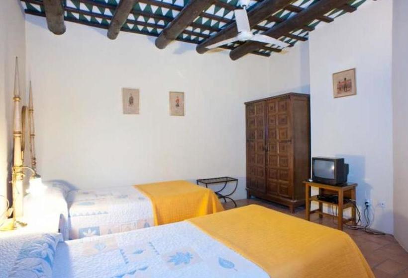 Отель Hostal La Riera De Peratallada