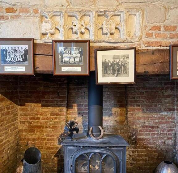 בית מלון כפרי The Golden Boar