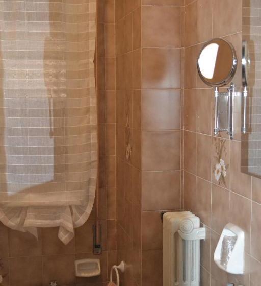 بنسيون Regis Rooms