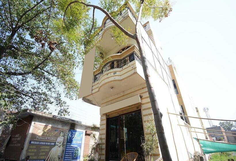 Отель Oyo 36054 Nanda Lodge