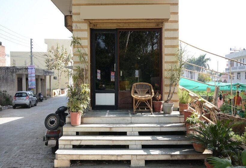 Отель Oyo 36054 Nanda Lodge