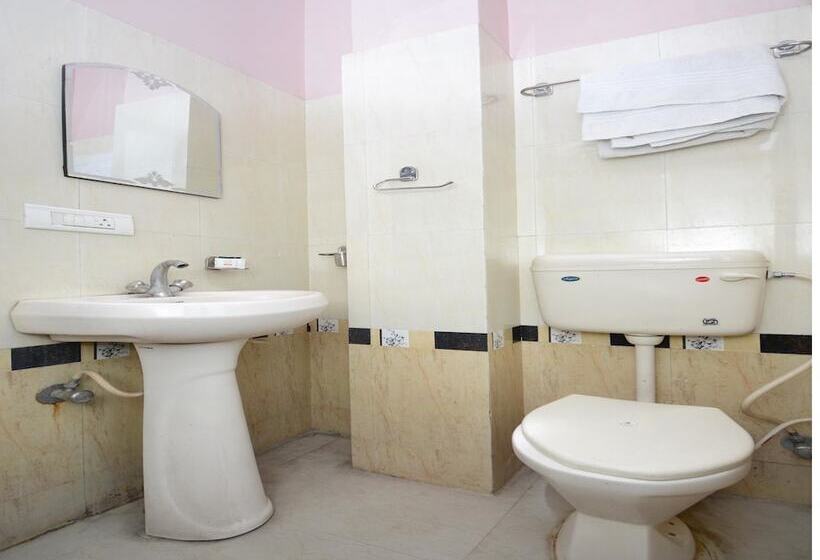 Отель Oyo 36054 Nanda Lodge