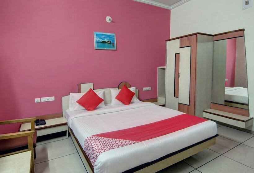 Oyo 30636 Hotel Navaratna International