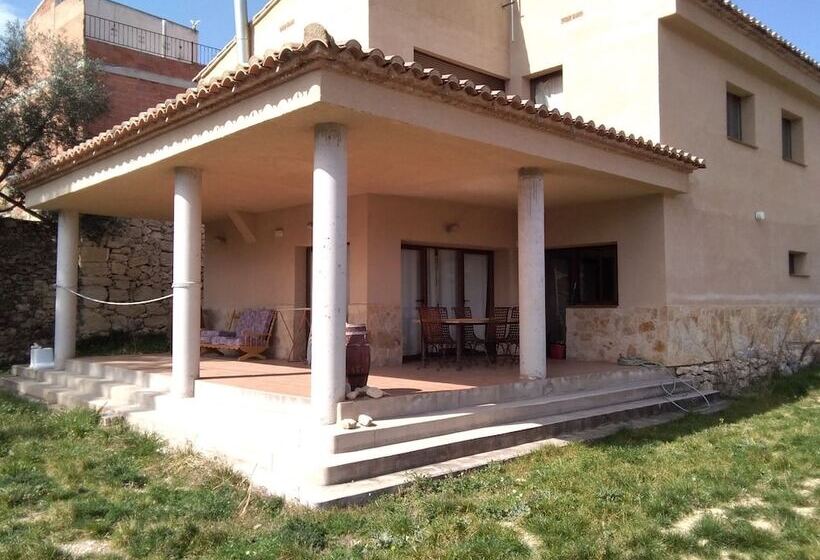 Casa Rural Albergue Fuente Bellido   Hostel