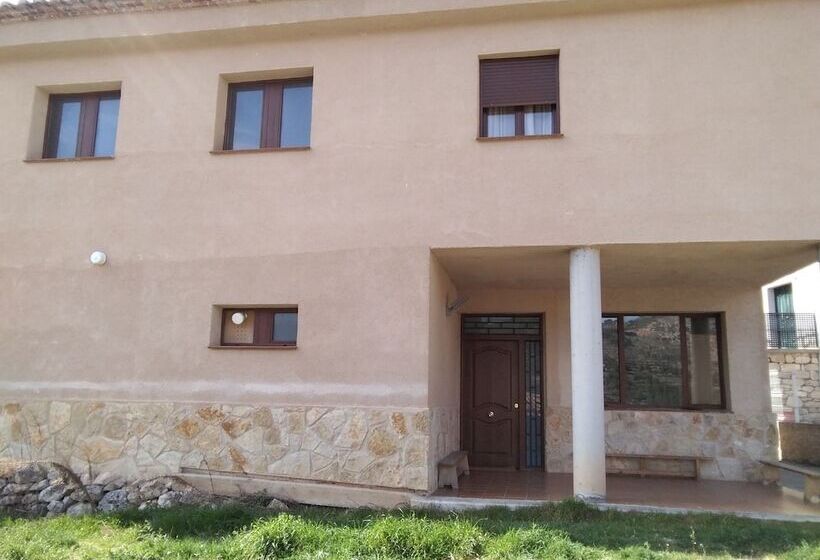 Casa Rural Albergue Fuente Bellido   Hostel