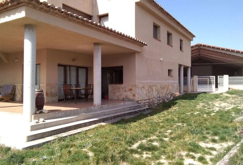 Casa Rural Albergue Fuente Bellido   Hostel