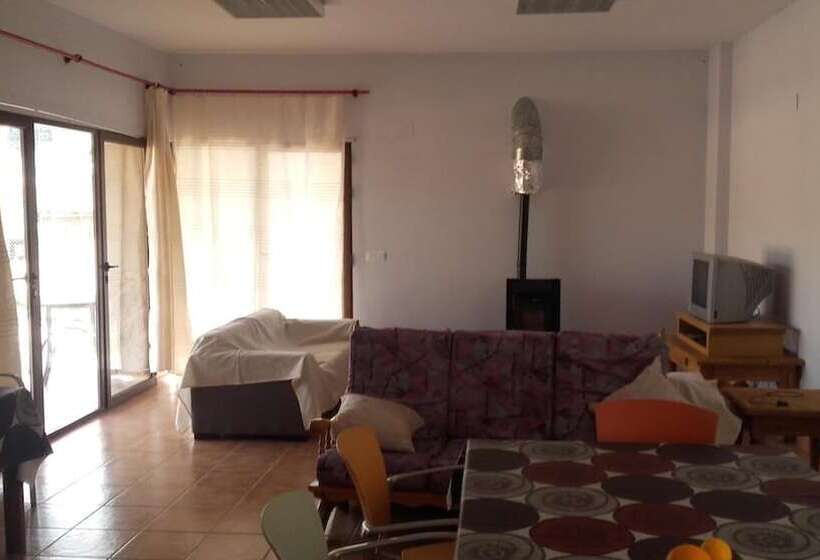 Casa Rural Albergue Fuente Bellido   Hostel