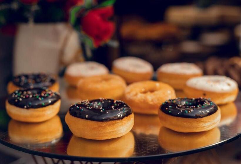 בית מלון כפרי The Radiant Resort