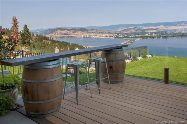 Bed and Breakfast Lake And Bridge View Vacation Home