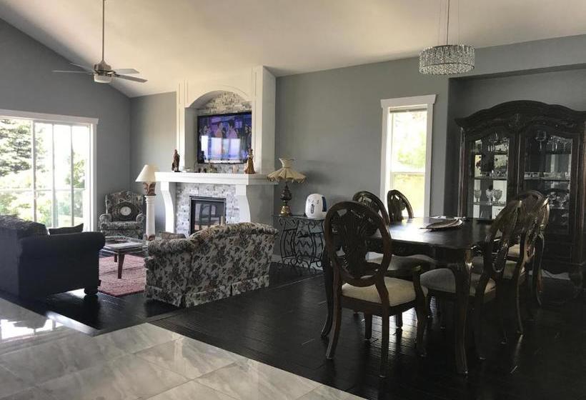 Bed and Breakfast Lake And Bridge View Vacation Home