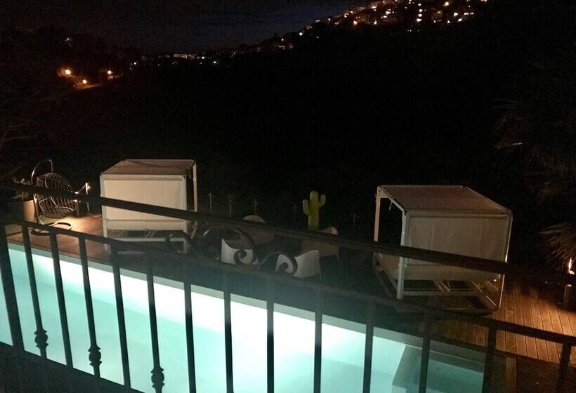 פנסיון Villa Colina