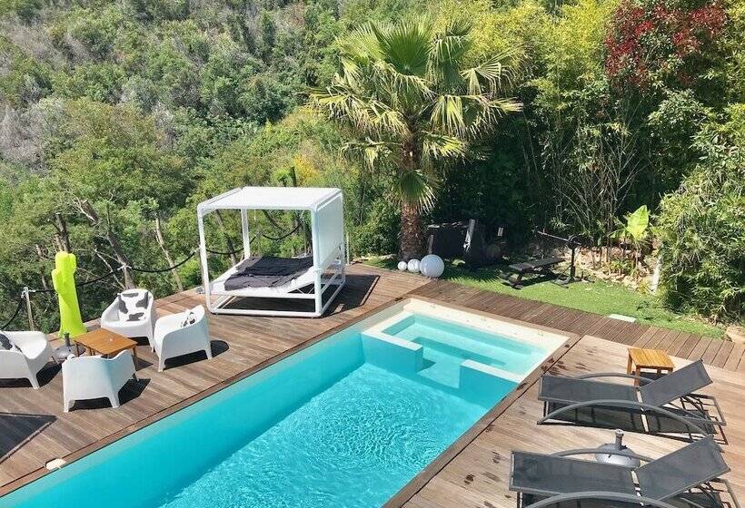 פנסיון Villa Colina