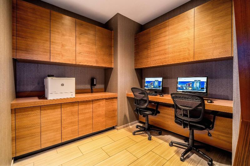 هتل Springhill Suites By Marriott Oakland Airport