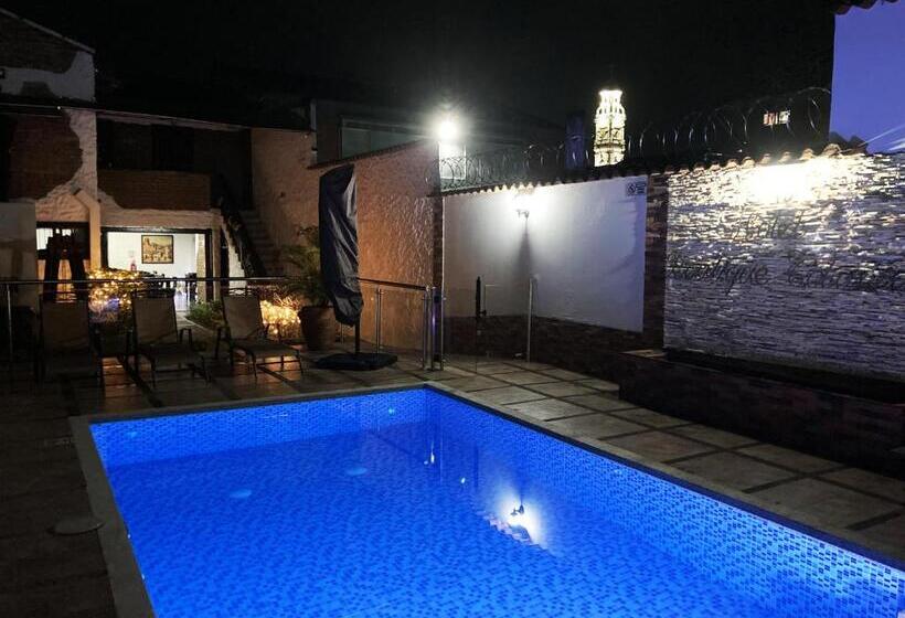 هاستل Boutique Colonial Cartago