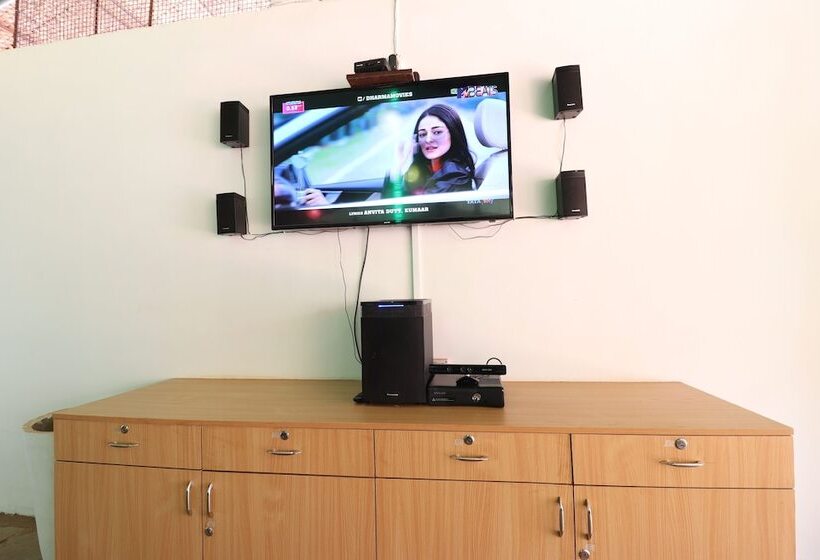 Пансион Elvins Place By Amm