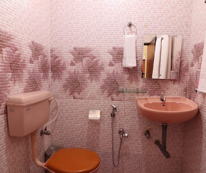 Пансион Elvins Place By Amm