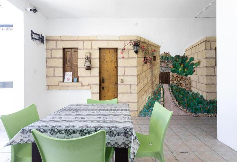 پانسیون Tarona Guesthouse