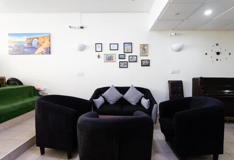 پانسیون Tarona Guesthouse