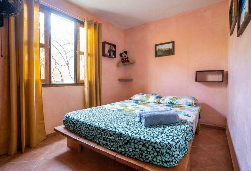 هاستل Salty Enthusiasts Share House & Villas