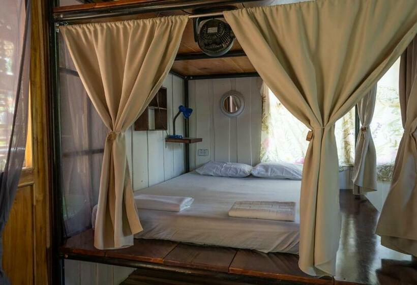 هاستل Salty Enthusiasts Share House & Villas