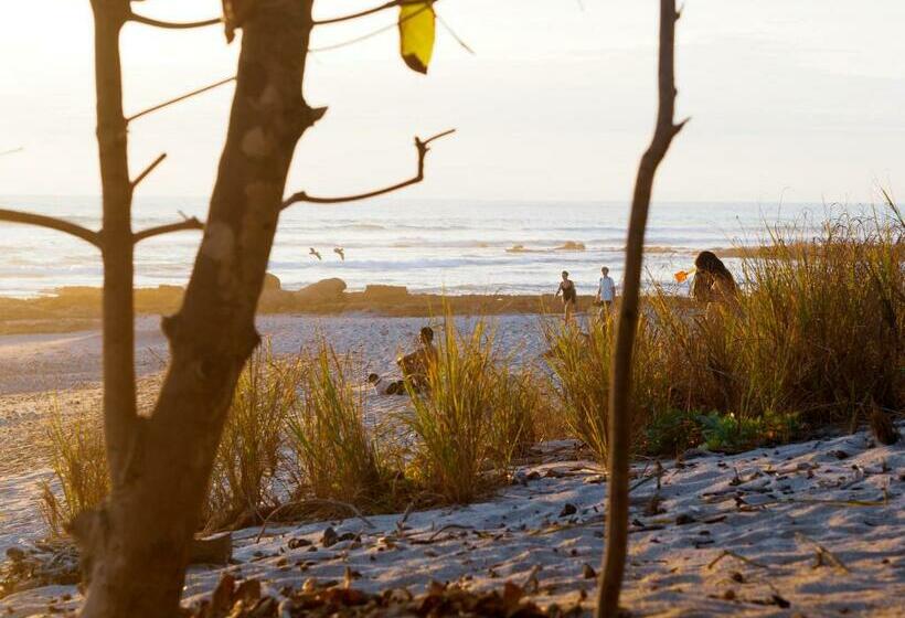 هاستل Salty Enthusiasts Share House & Villas