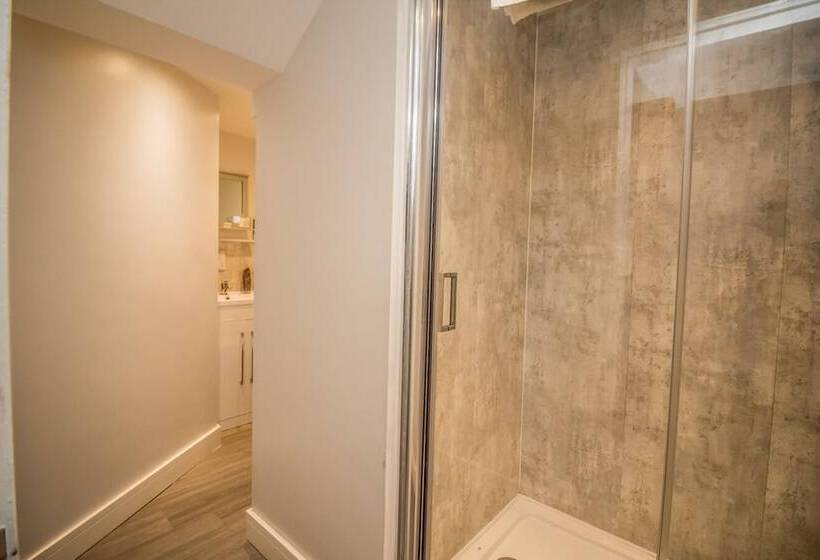 ユースホステル The Saxon Inn