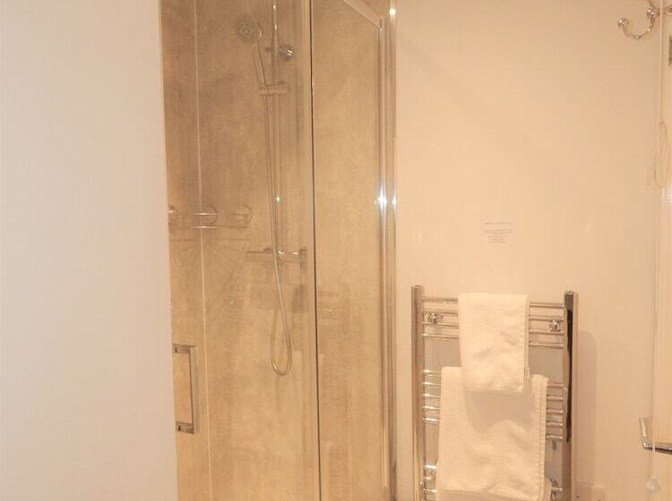 ユースホステル The Saxon Inn