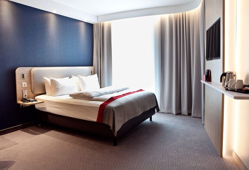 Отель Holiday Inn Express   Saarbrücken, An Ihg