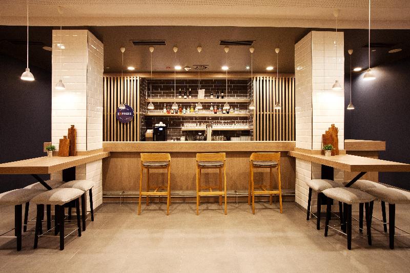 Отель Holiday Inn Express   Saarbrücken, An Ihg