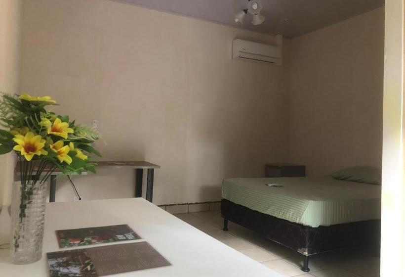 هاستل Casa Encantada Rooms   Dbl Room   Aire Acondicionado   Wifi   Parking   Private Bathroom