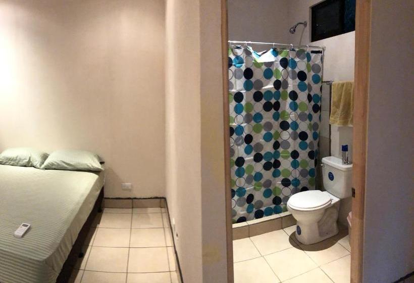 Общежитие Casa Encantada Rooms   Dbl Room   Aire Acondicionado   Wifi   Parking   Private Bathroom