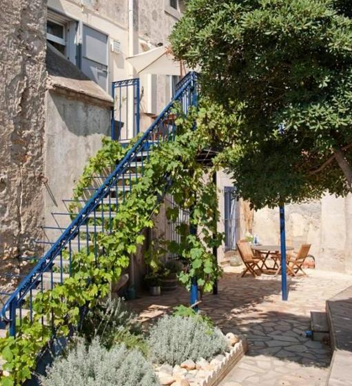 ベッドアンドブレックファースト Butterworth Manoir