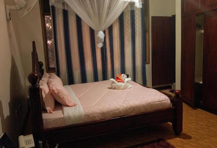 هتل Discovery Courts