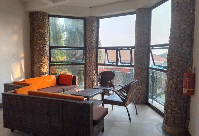 هتل Discovery Courts