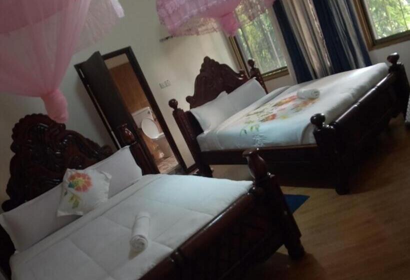 هتل Discovery Courts