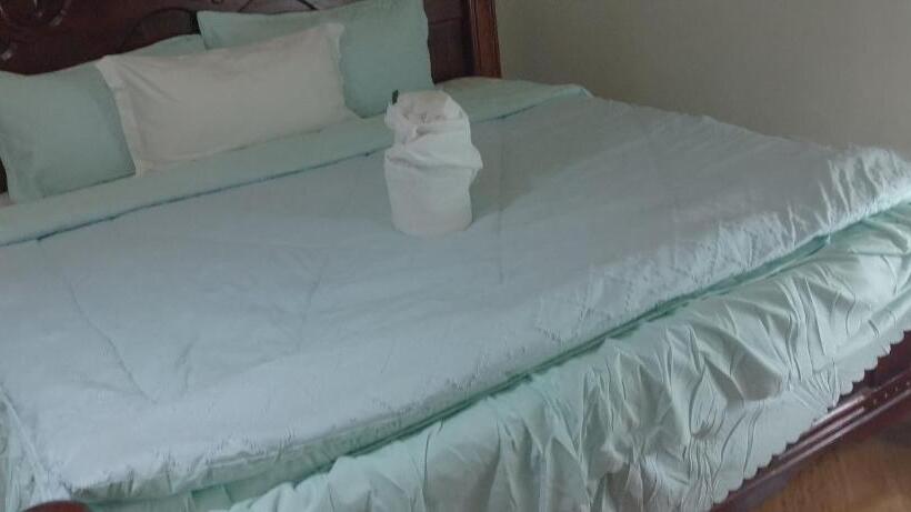 هتل Discovery Courts