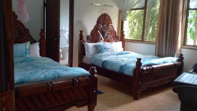 هتل Discovery Courts