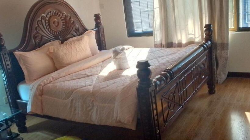 هتل Discovery Courts