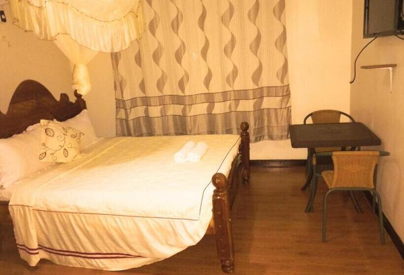 هتل Discovery Courts