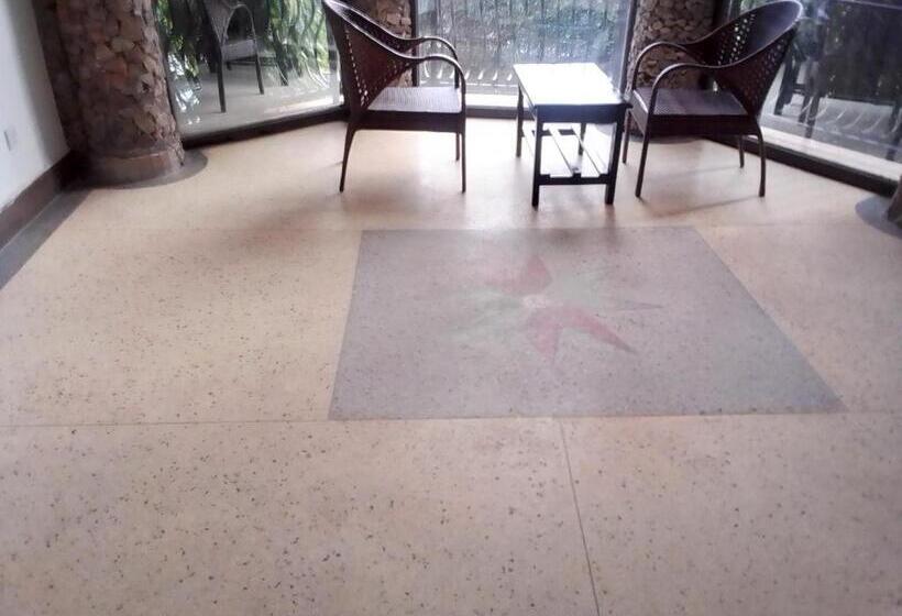 هتل Discovery Courts